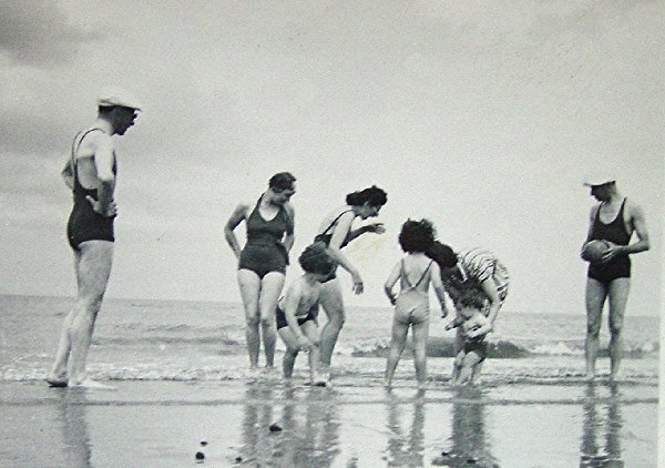 Fun at the Beach - Le Coq 1939